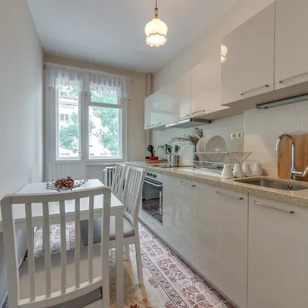 Beautiful Jewel In Center Apartment